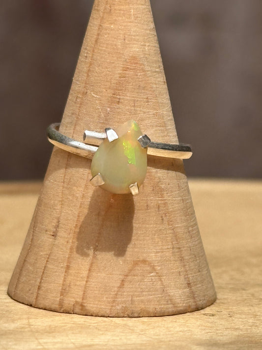 Anillo Ajustable de Ópalo de Etiopía en Plata .925 | Piedra de Inspiración
