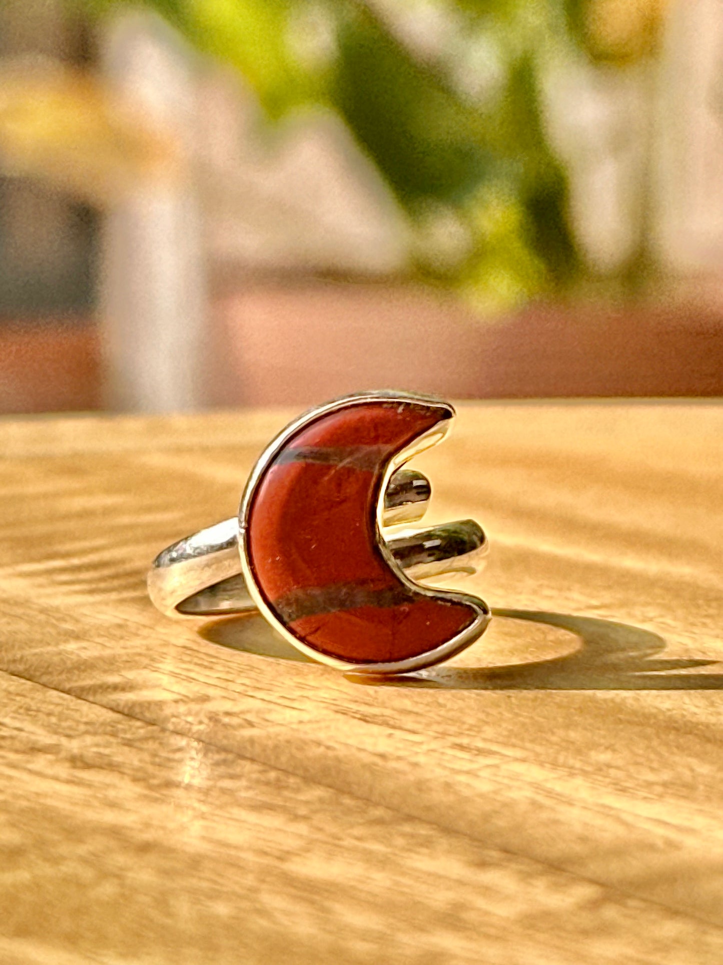 Anillo ajustable de jaspe rojo forma media luna