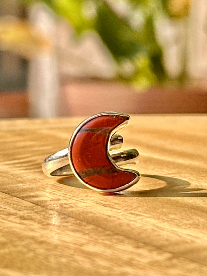 Anillo ajustable de jaspe rojo forma media luna