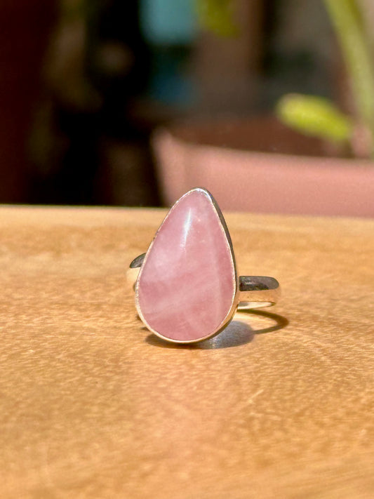 Anillo ajustable de Cuarzo rosa gota