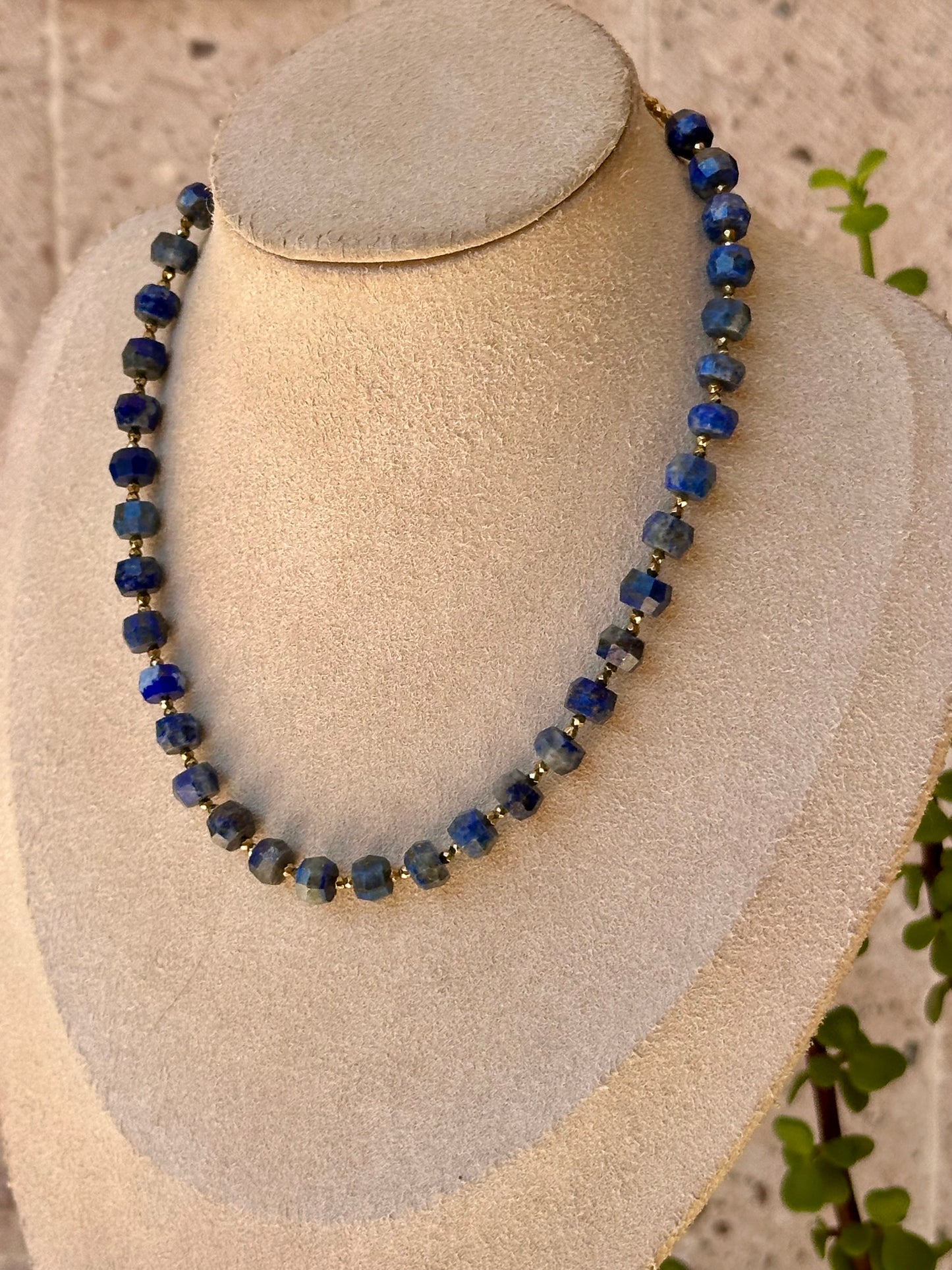Collar Ajustable de Lapislázuli con Hematita Dorada