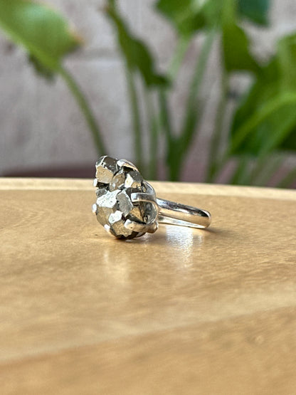 Anillo ajustable de pirita en bruto grande