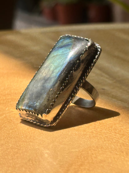 Anillo ajustable de labradorita rectangular grande