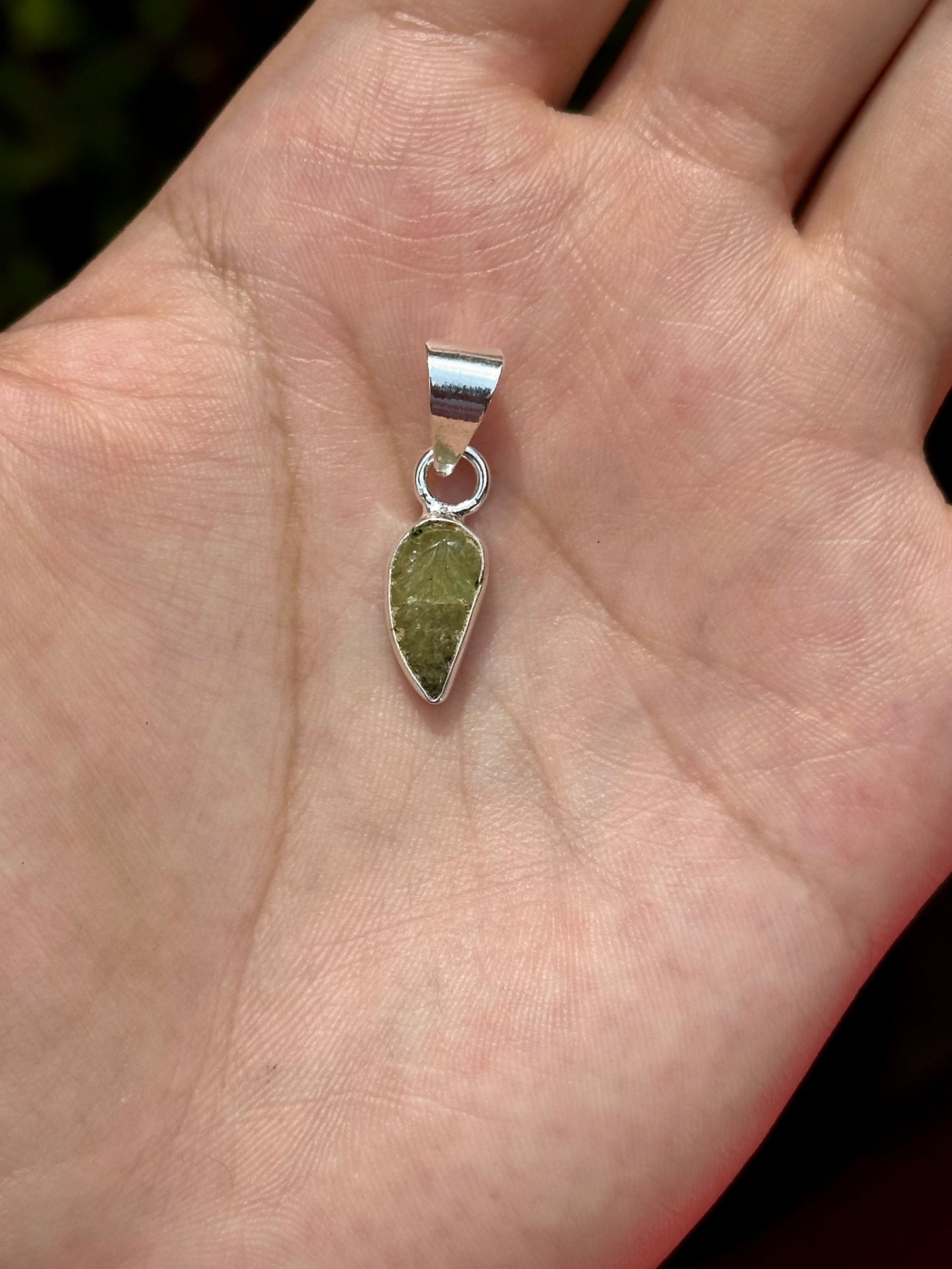 Dije de turmalina sandía tallada en forma de hoja