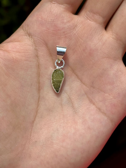 Dije de turmalina sandía tallada en forma de hoja