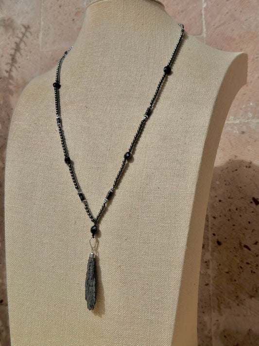 Collar Largo de Escoba de Bruja, Turmalina Negra, Hematita y Piedra Volcánica