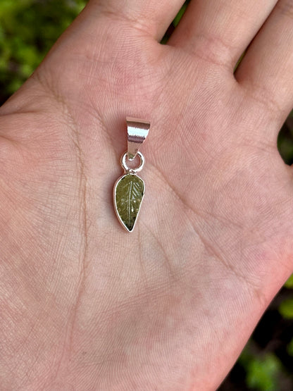 Dije de turmalina sandía tallada en forma de hoja