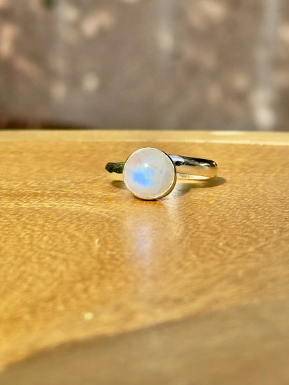 Anillo ajustable de piedra luna redondo mini
