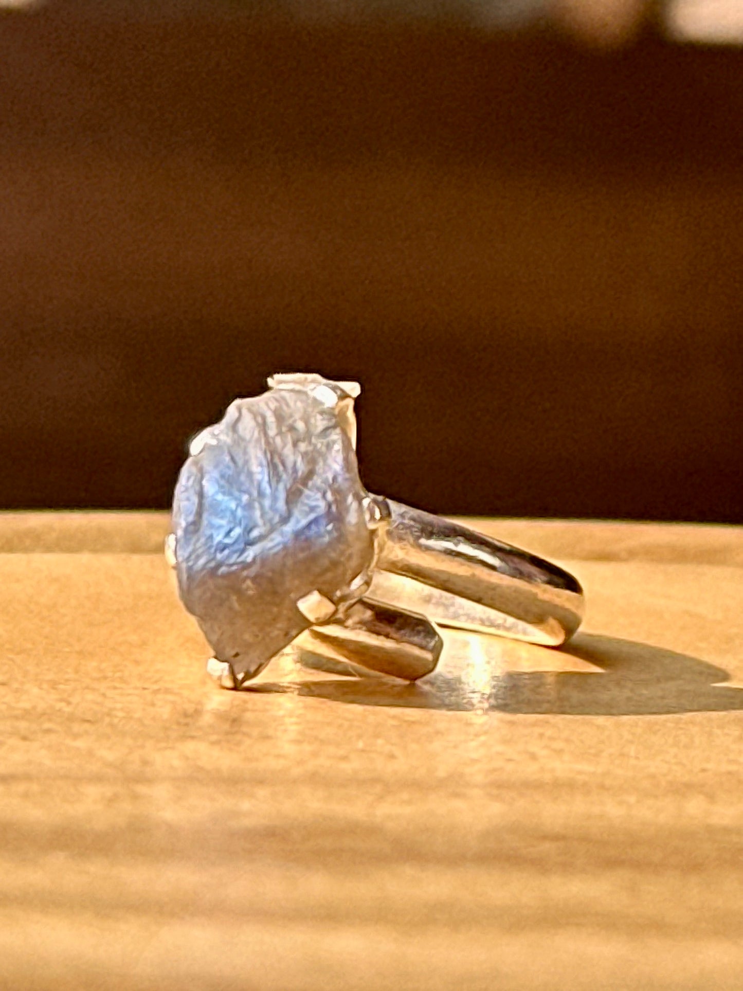 Anillo ajustable de labradorita en bruto