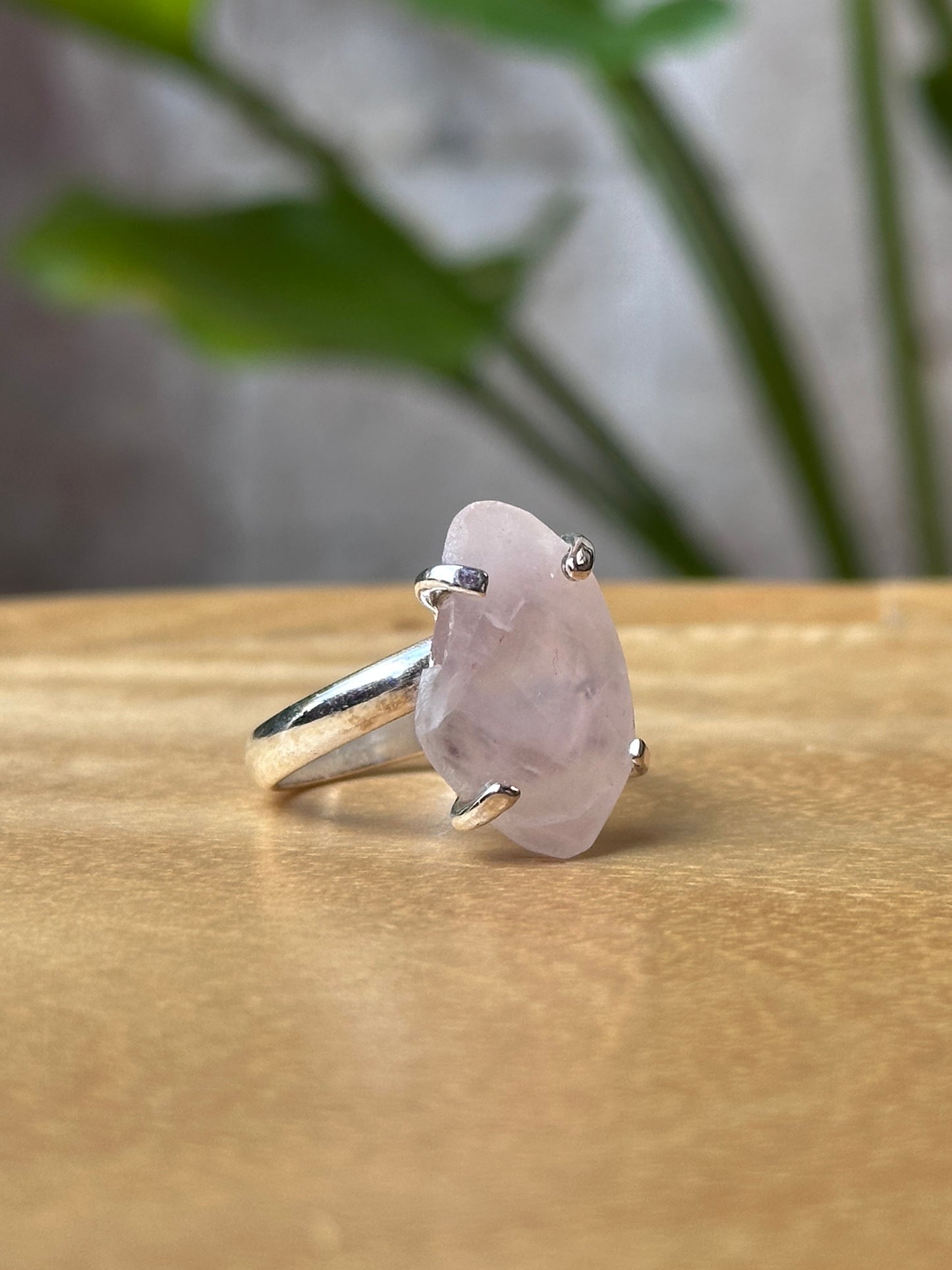 Anillo ajustable de Cuarzo rosa facetada