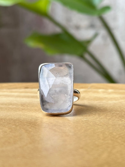 Anillo ajustable de Cuarzo rosa facetada