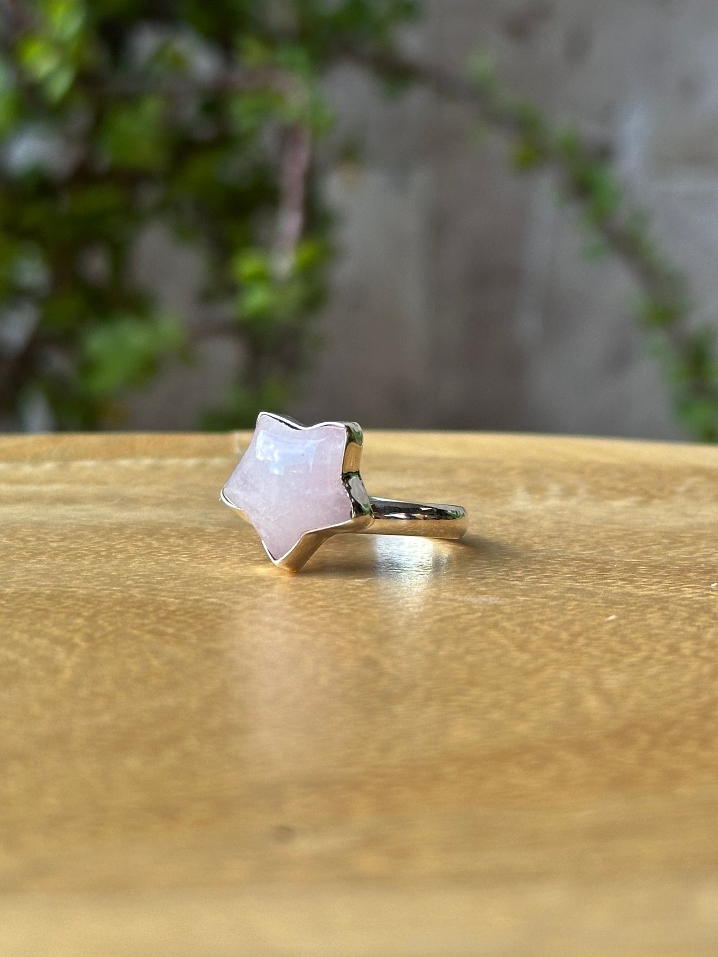 Anillo ajustable de Cuarzo rosa estrella