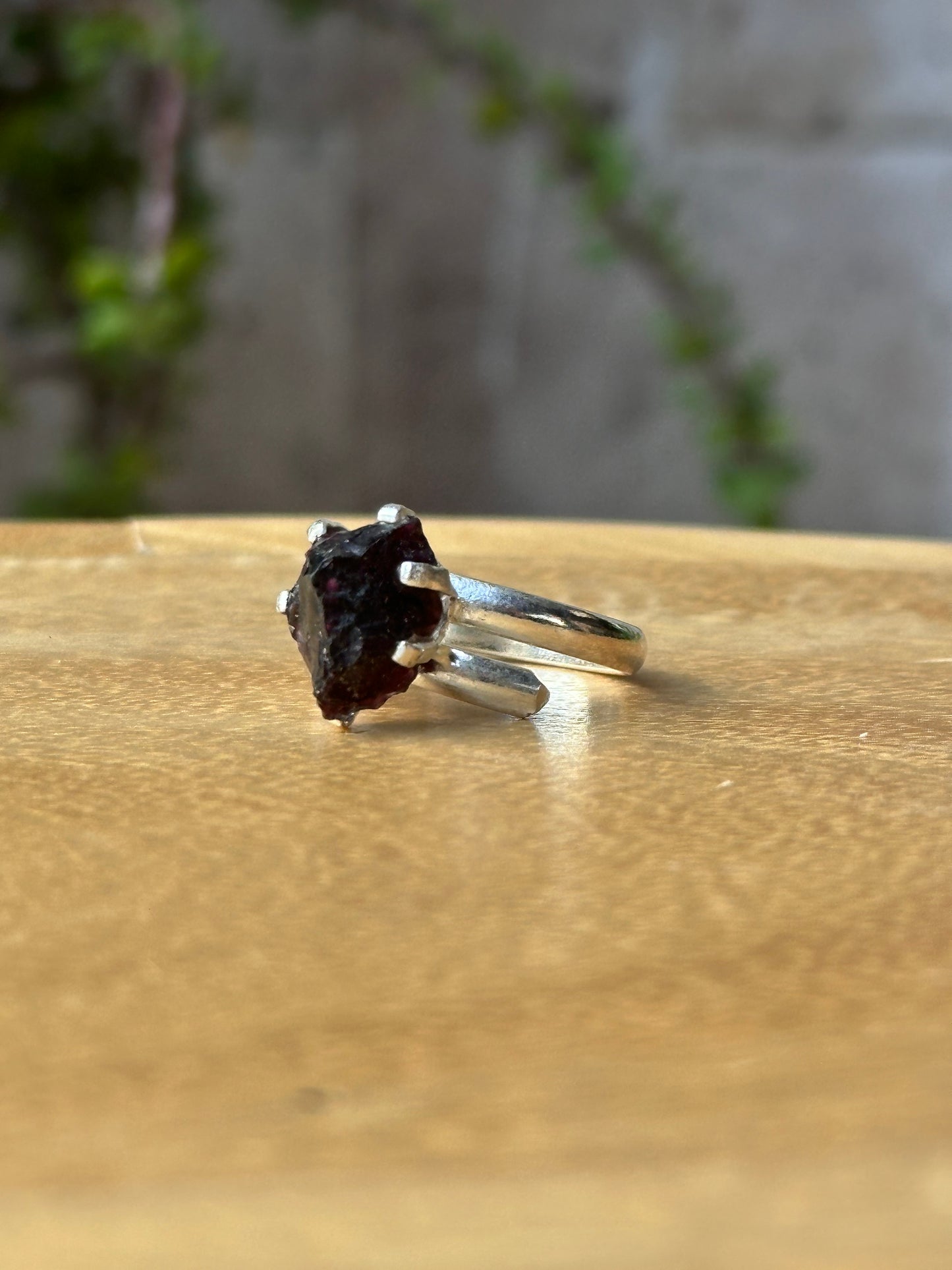 Anillo ajustable de Granate Rojo en bruto