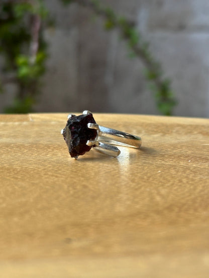 Anillo ajustable de Granate Rojo en bruto