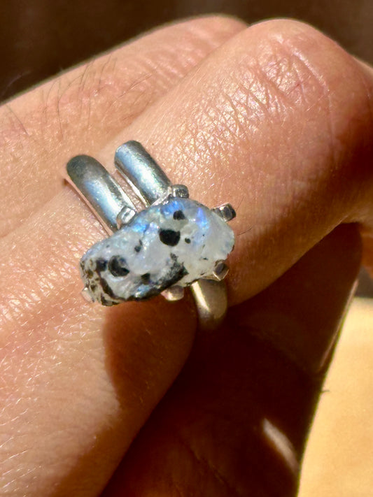 Anillo ajustable de piedra luna en bruto