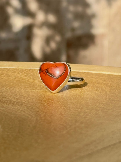 Anillo ajustable de jaspe rojo corazón