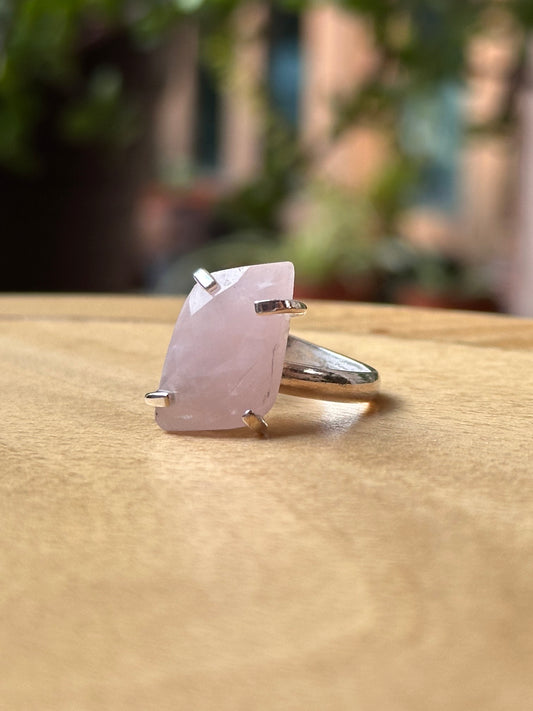 Anillo ajustable de Cuarzo rosa facetada