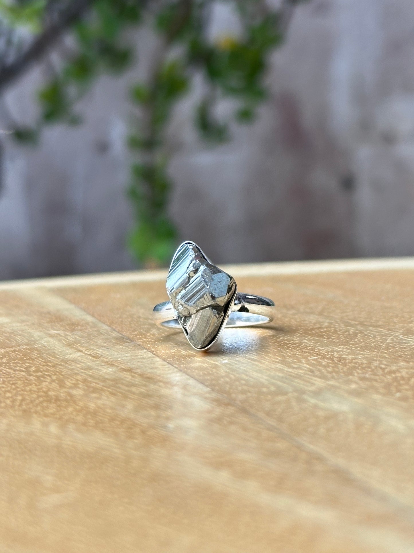 Anillo ajustable de pirita en bruto