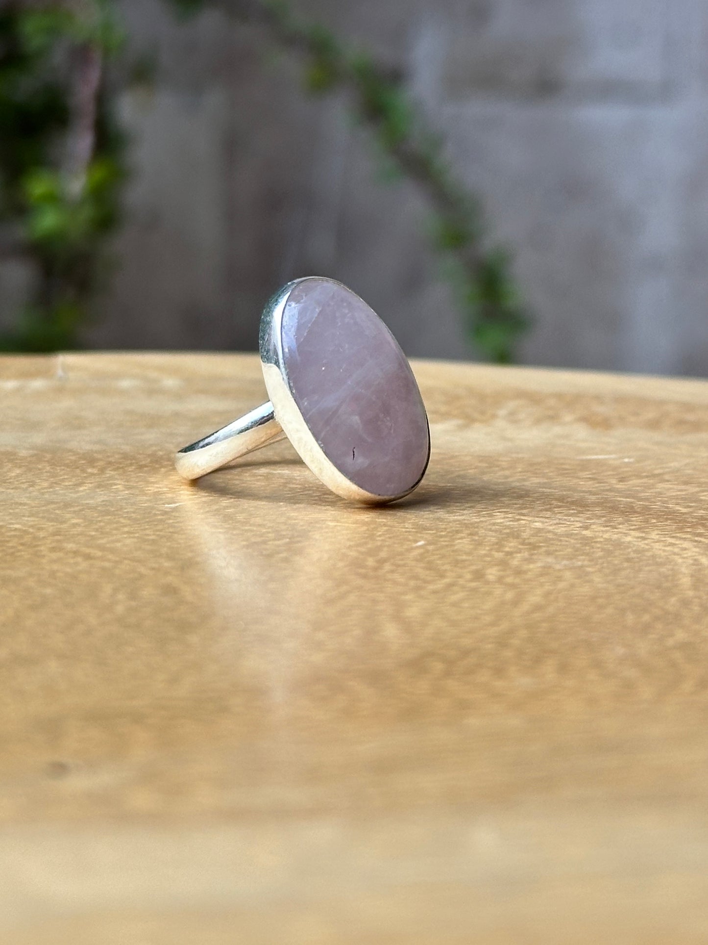 Anillo ajustable de Cuarzo rosa  ovalado