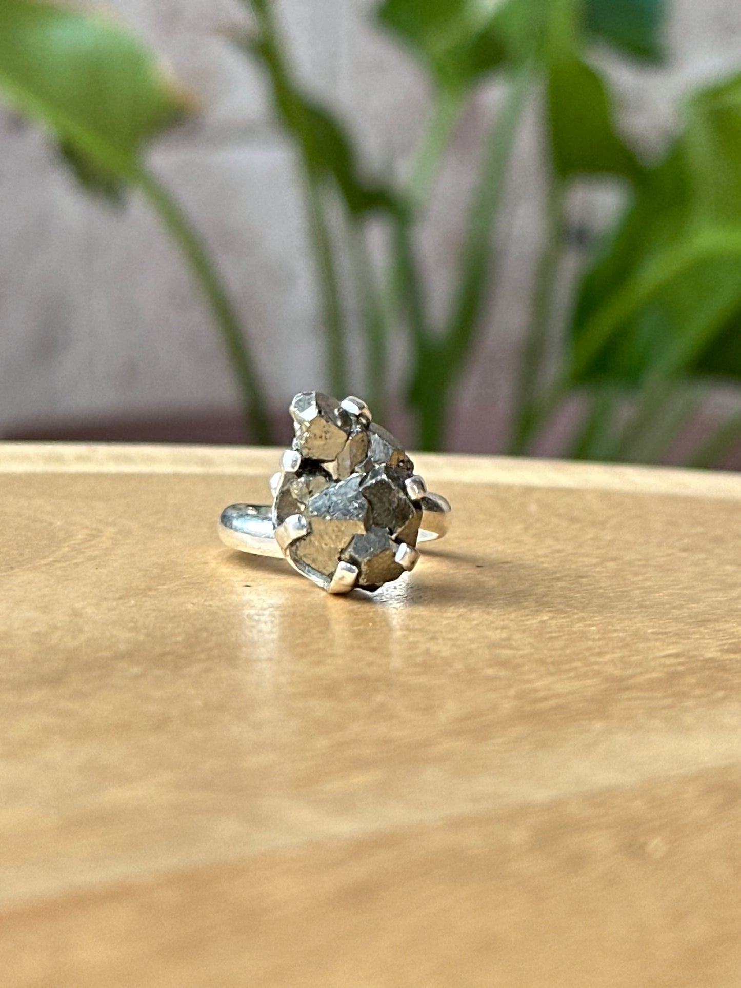 Anillo ajustable de pirita en bruto grande