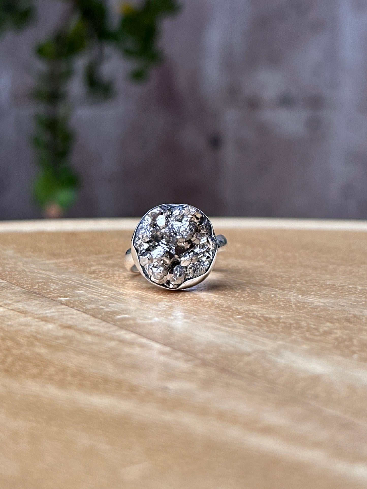 Anillo ajustable de pirita en bruto redondo