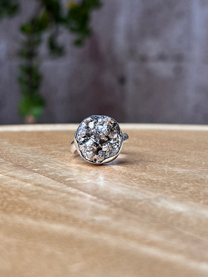 Anillo ajustable de pirita en bruto redondo