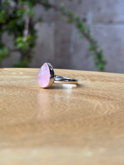 Anillo ajustable de Cuarzo rosa gota mini