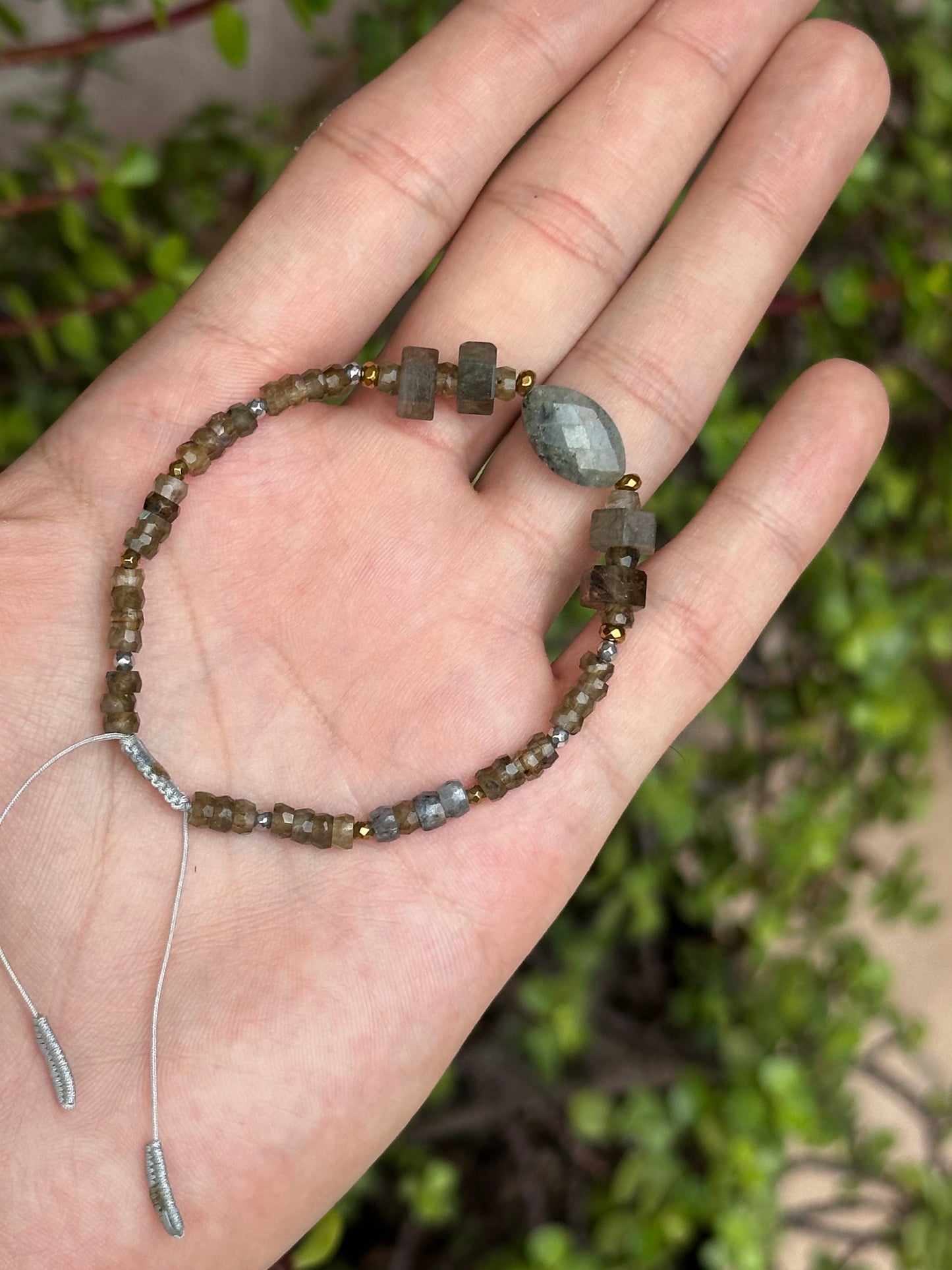 Pulsera ajustable de labradorita facetada