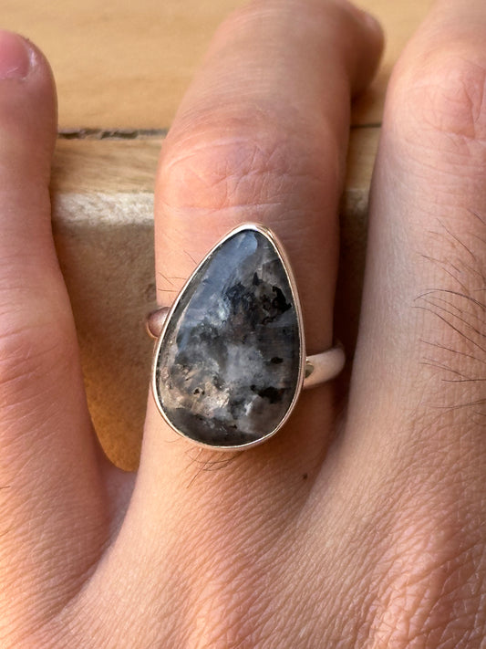 Anillo ajustable de larvikita