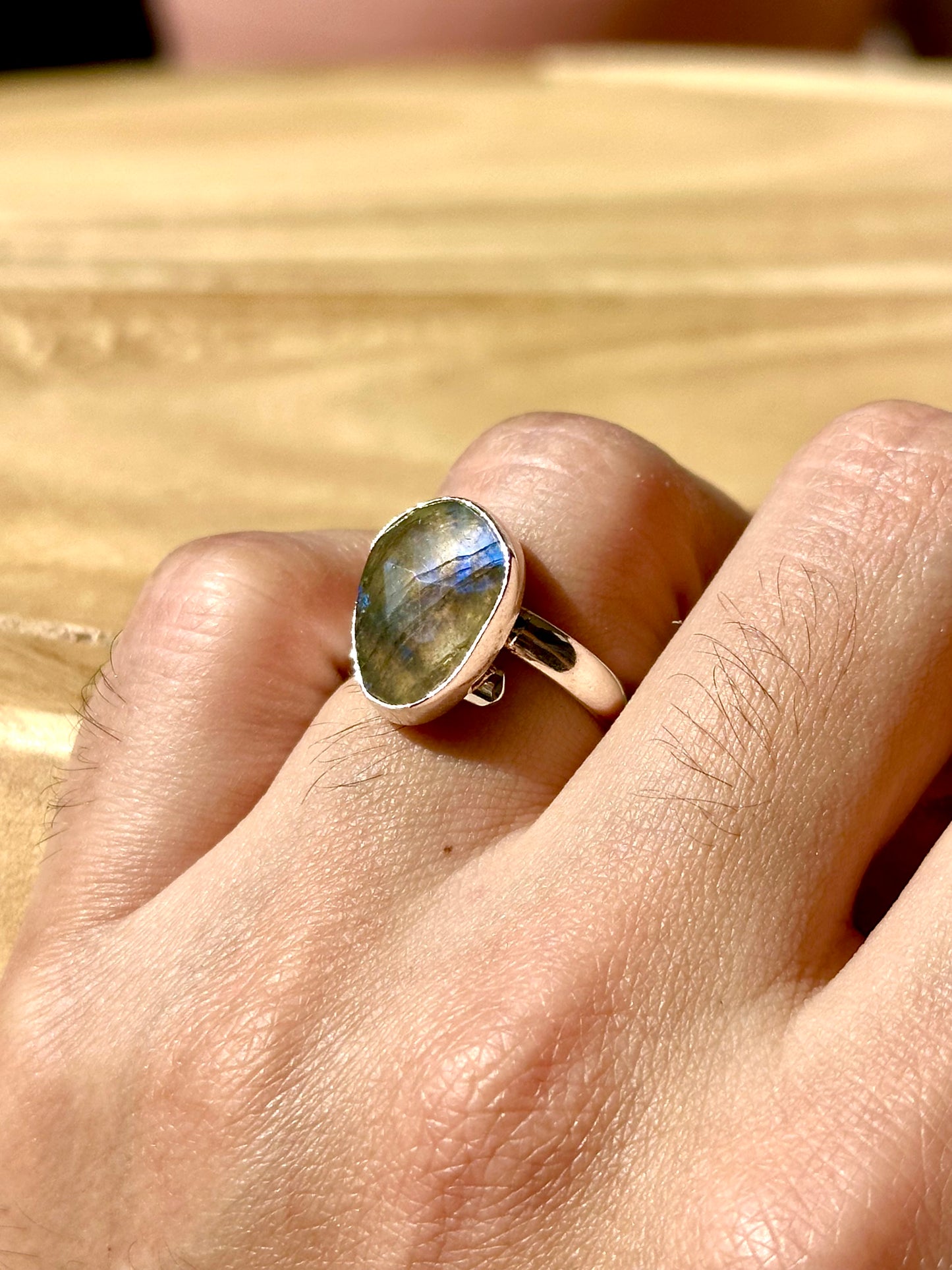 Anillo ajustable de labradorita facetado blue flash