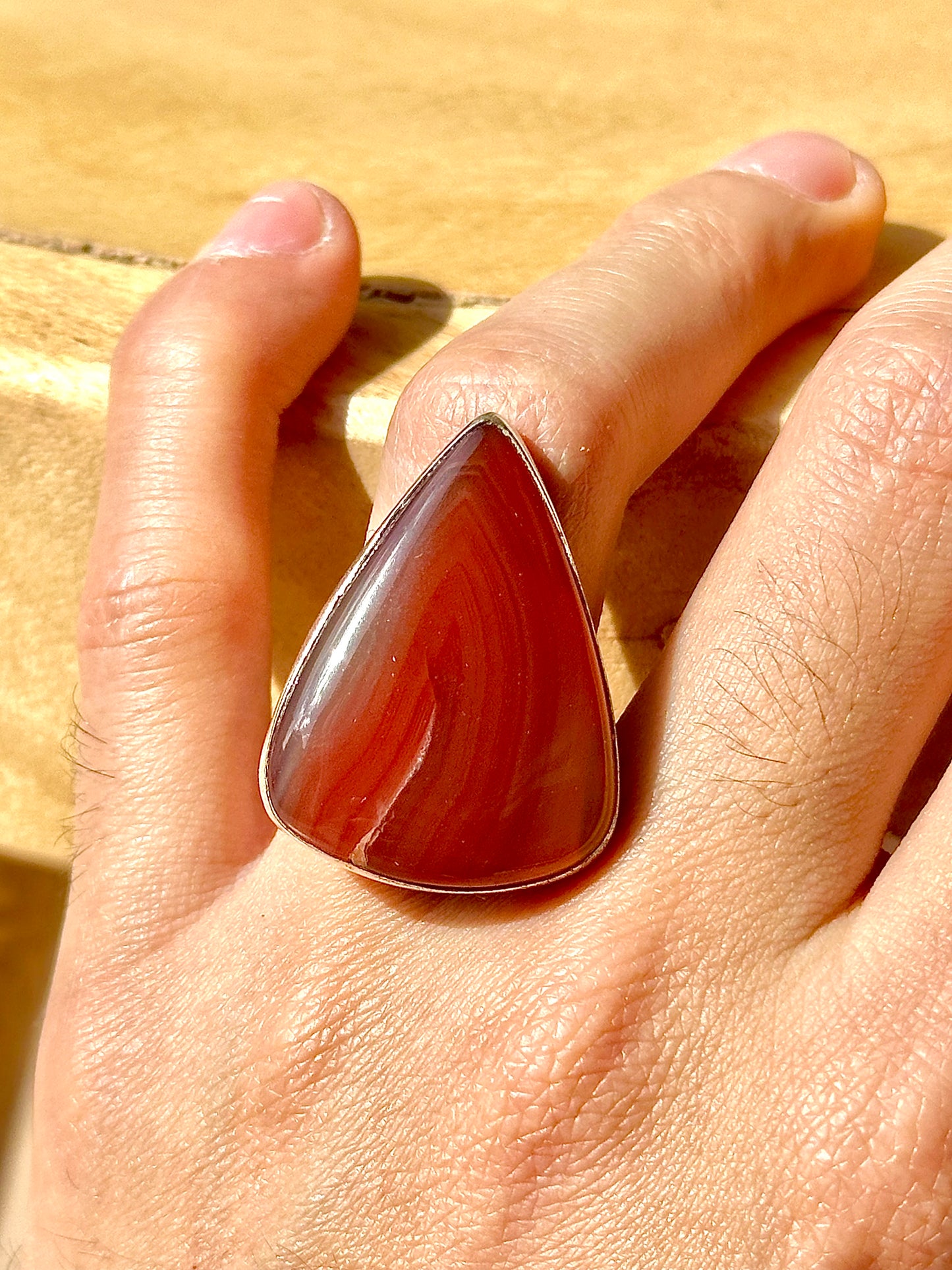 Anillo ajustable de cornalina roja