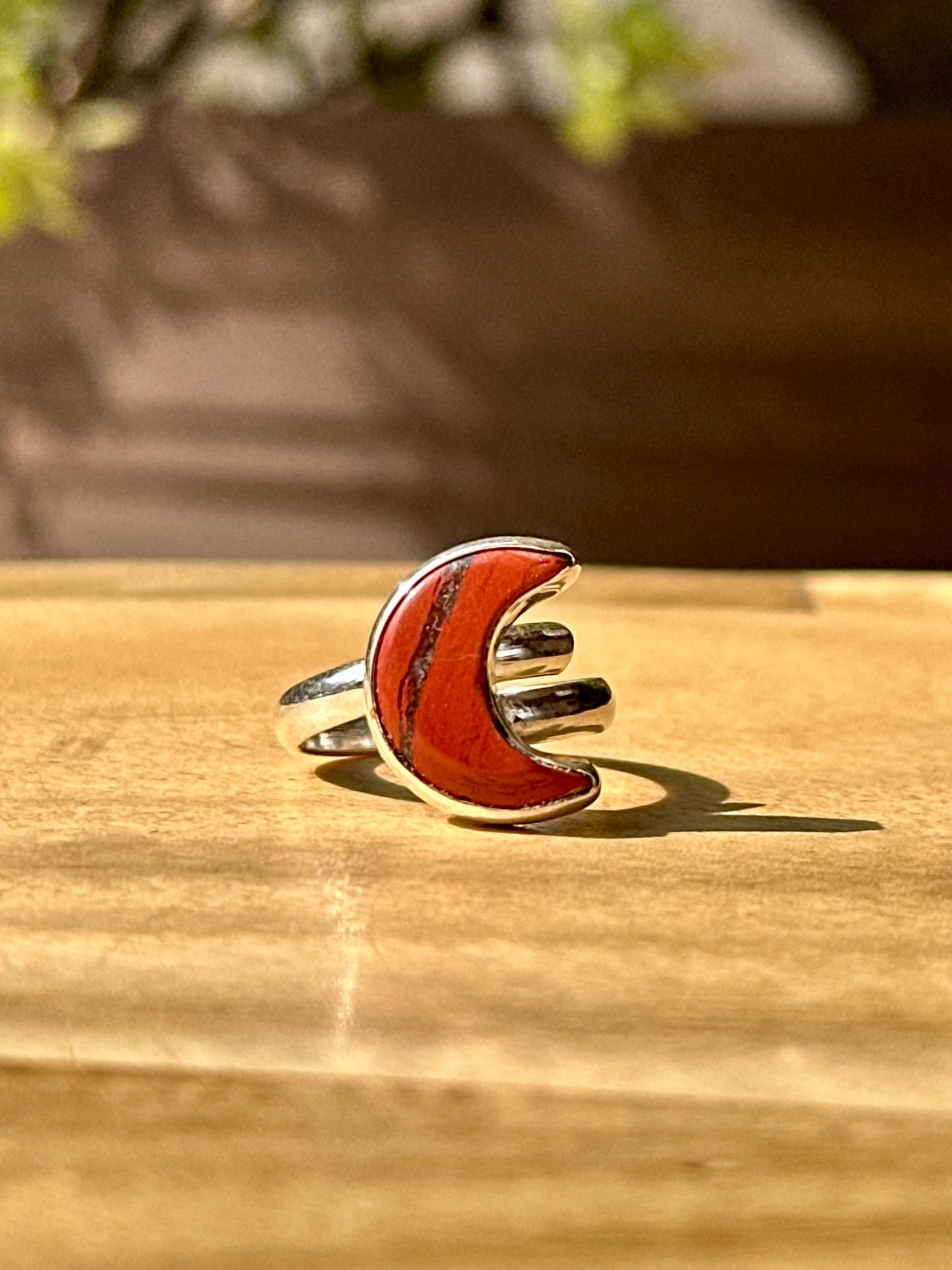 Anillo ajustable de jaspe rojo forma media luna