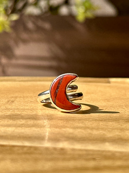 Anillo ajustable de jaspe rojo forma media luna