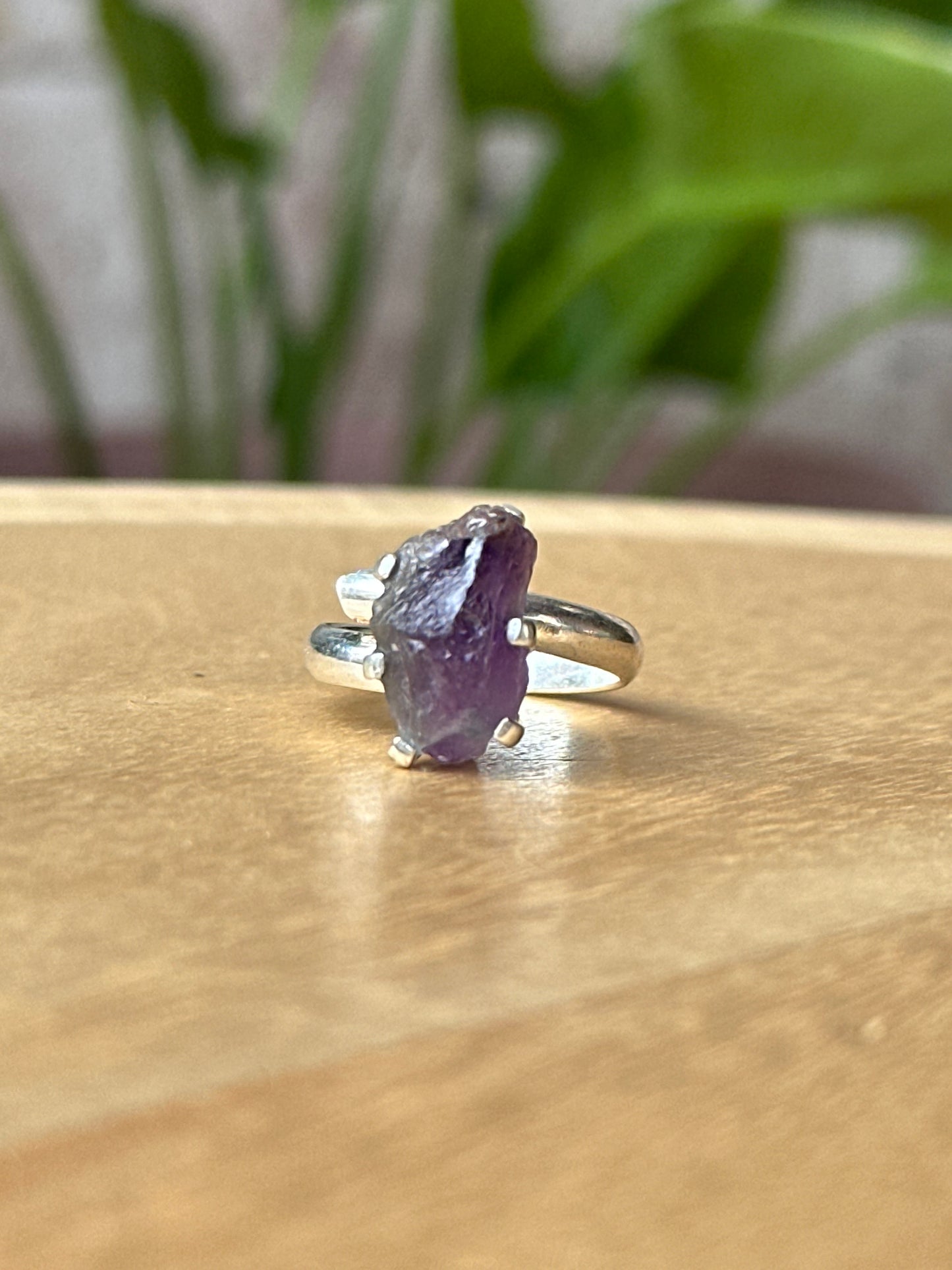 Anillo ajustable de amatista en bruto