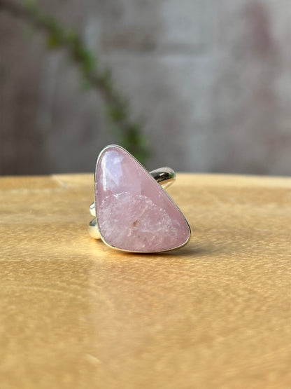 Anillo Ajustable de Cuarzo Rosa