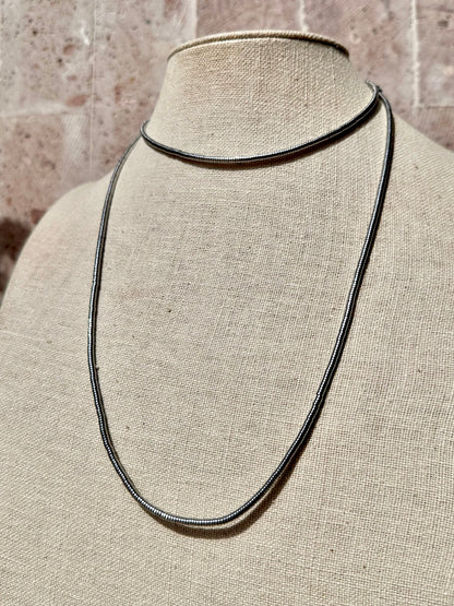 Collar largo de hematita plateada