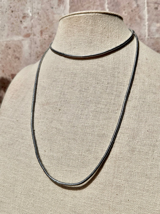 Collar largo de hematita plateada