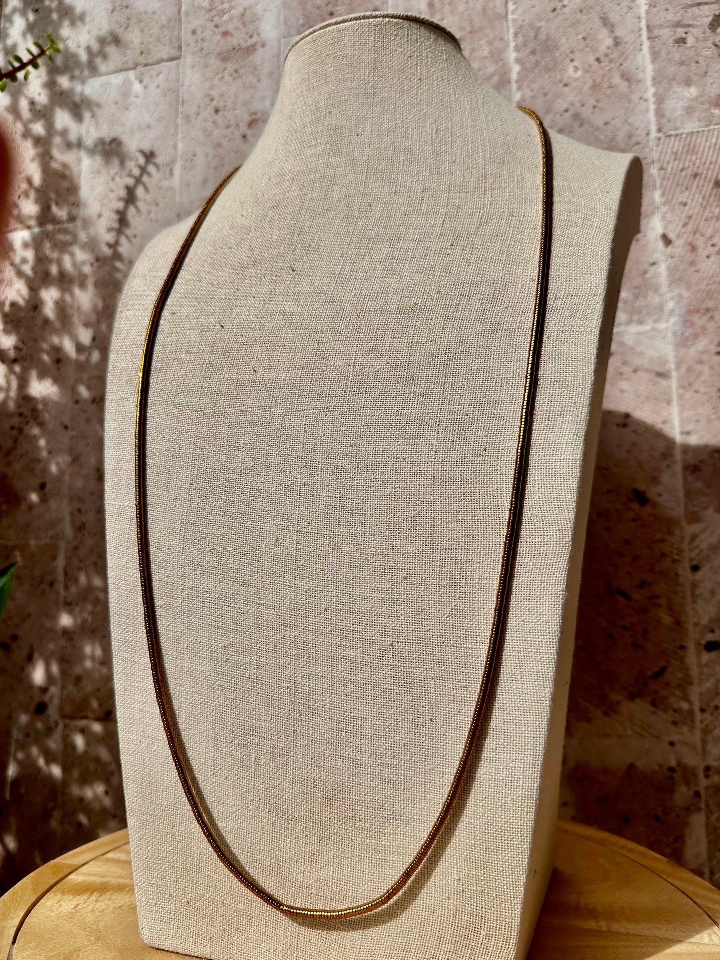 Collar largo de hematita dorada