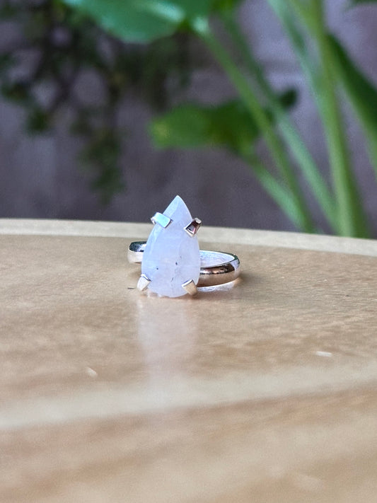 Anillo ajustable de piedra luna gota facetada