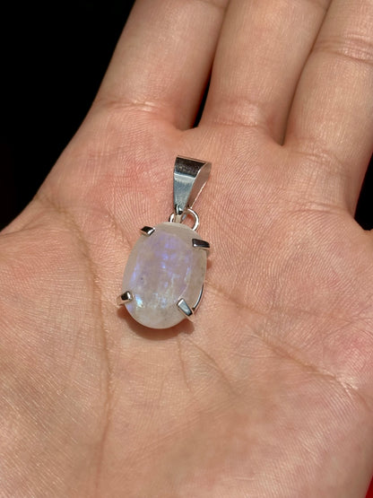 Dije de piedra luna facetada