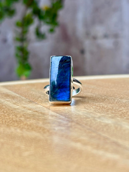 Anillo ajustable de labradorita rectangular grande  blue flash