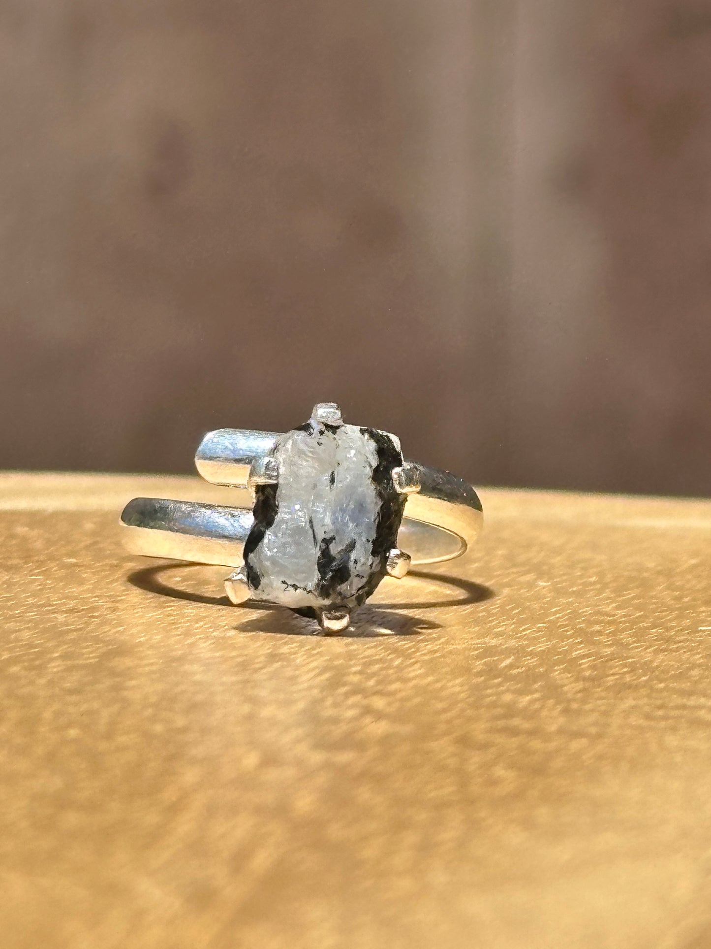 Anillo ajustable de piedra luna en bruto