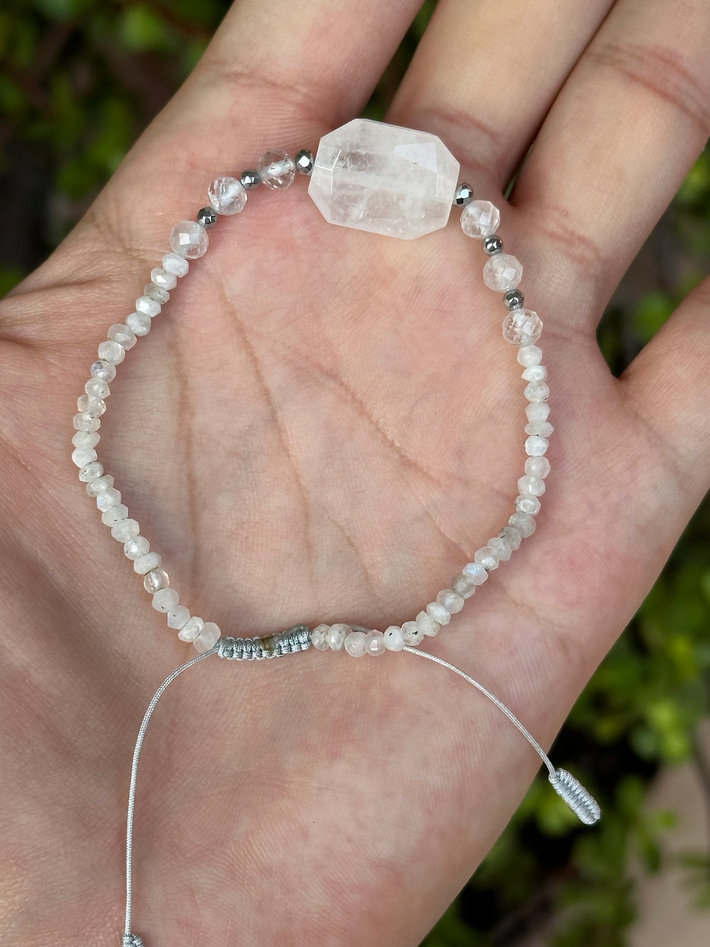 Pulsera Ajustable de Cuarzo Blanco y Piedra Luna