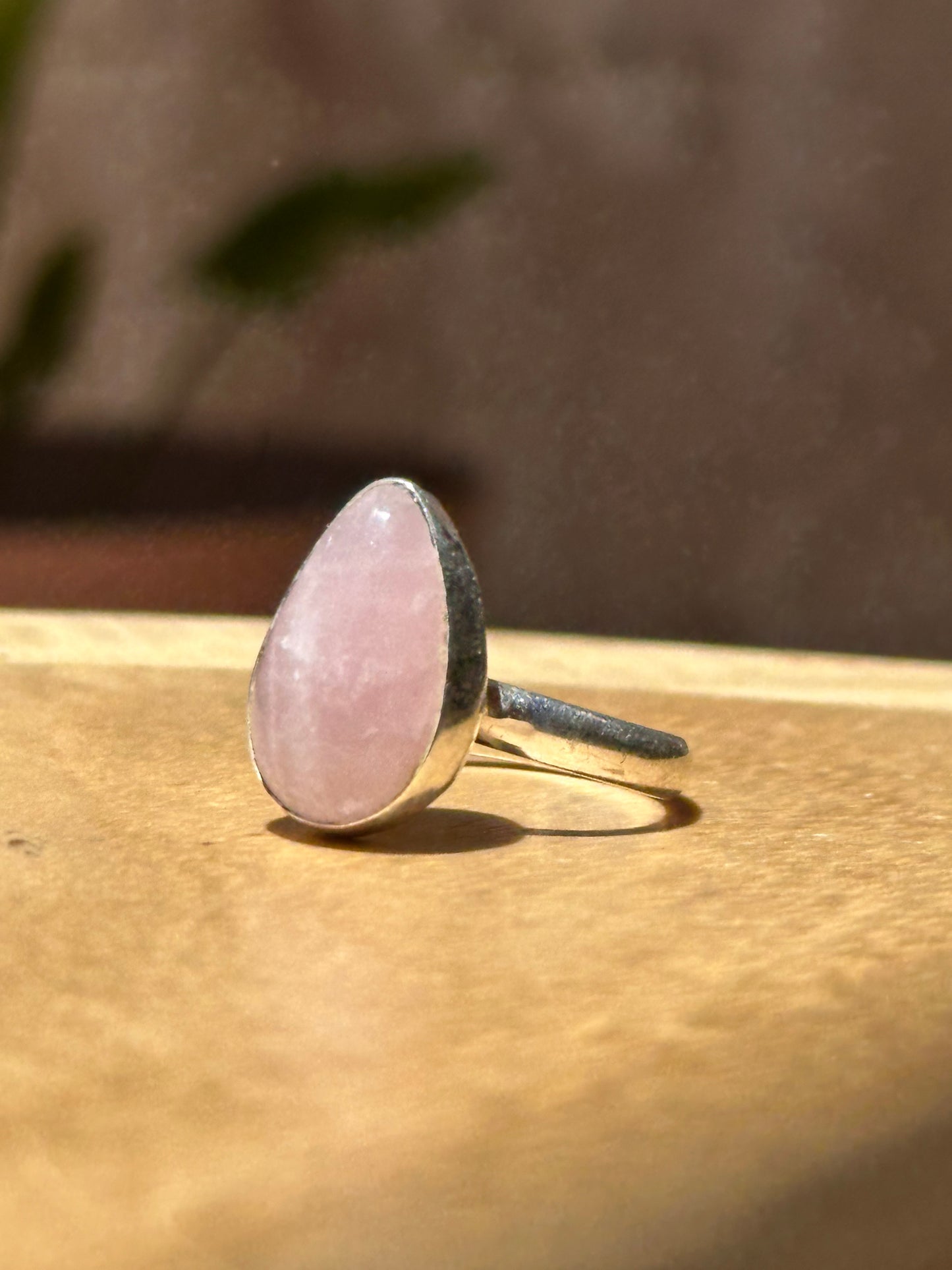 Anillo ajustable de Cuarzo rosa gota