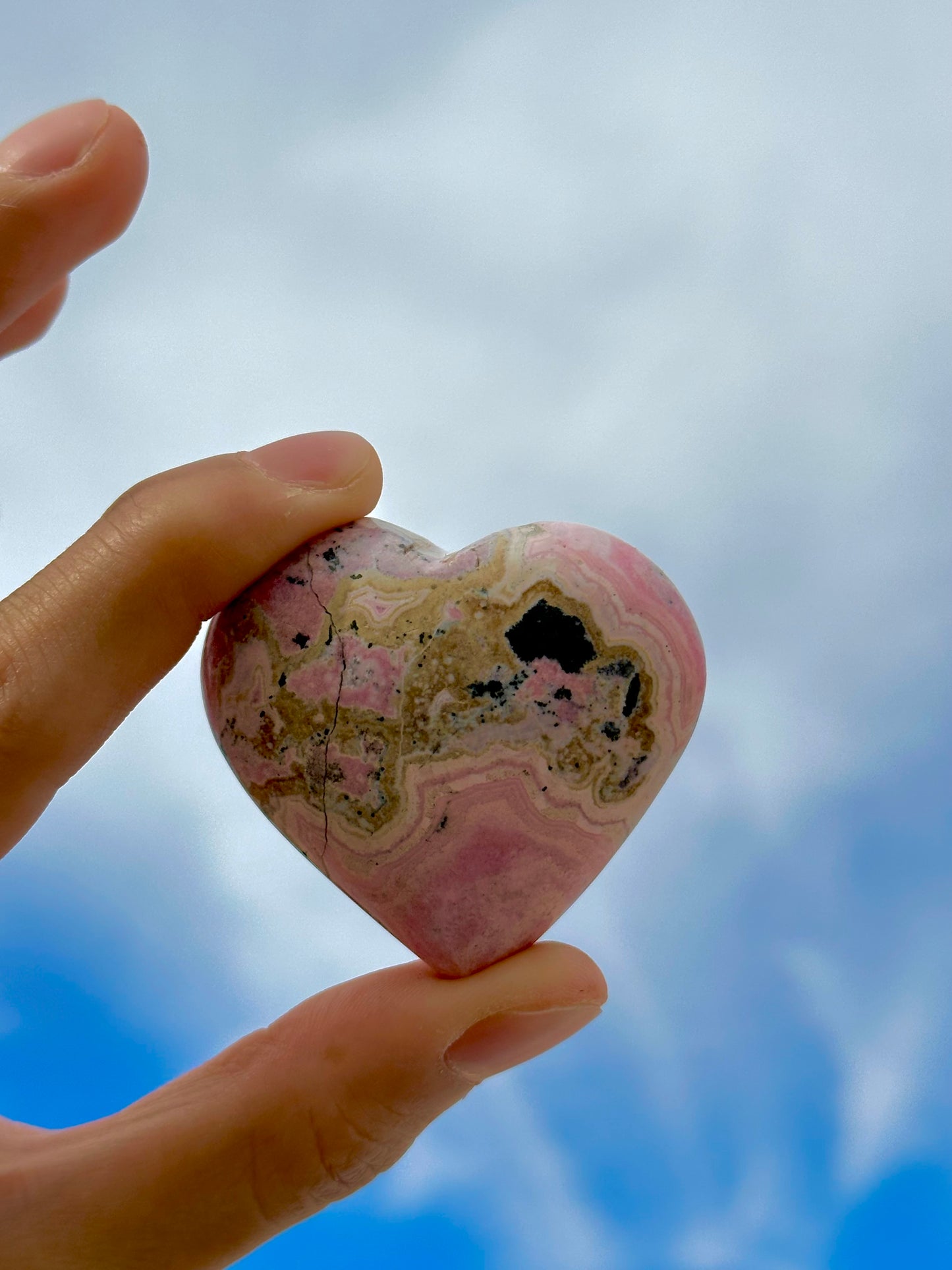 Rodonita tallado en forma de corazón