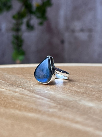 Anillo ajustable de labradorita Blue Flash gota