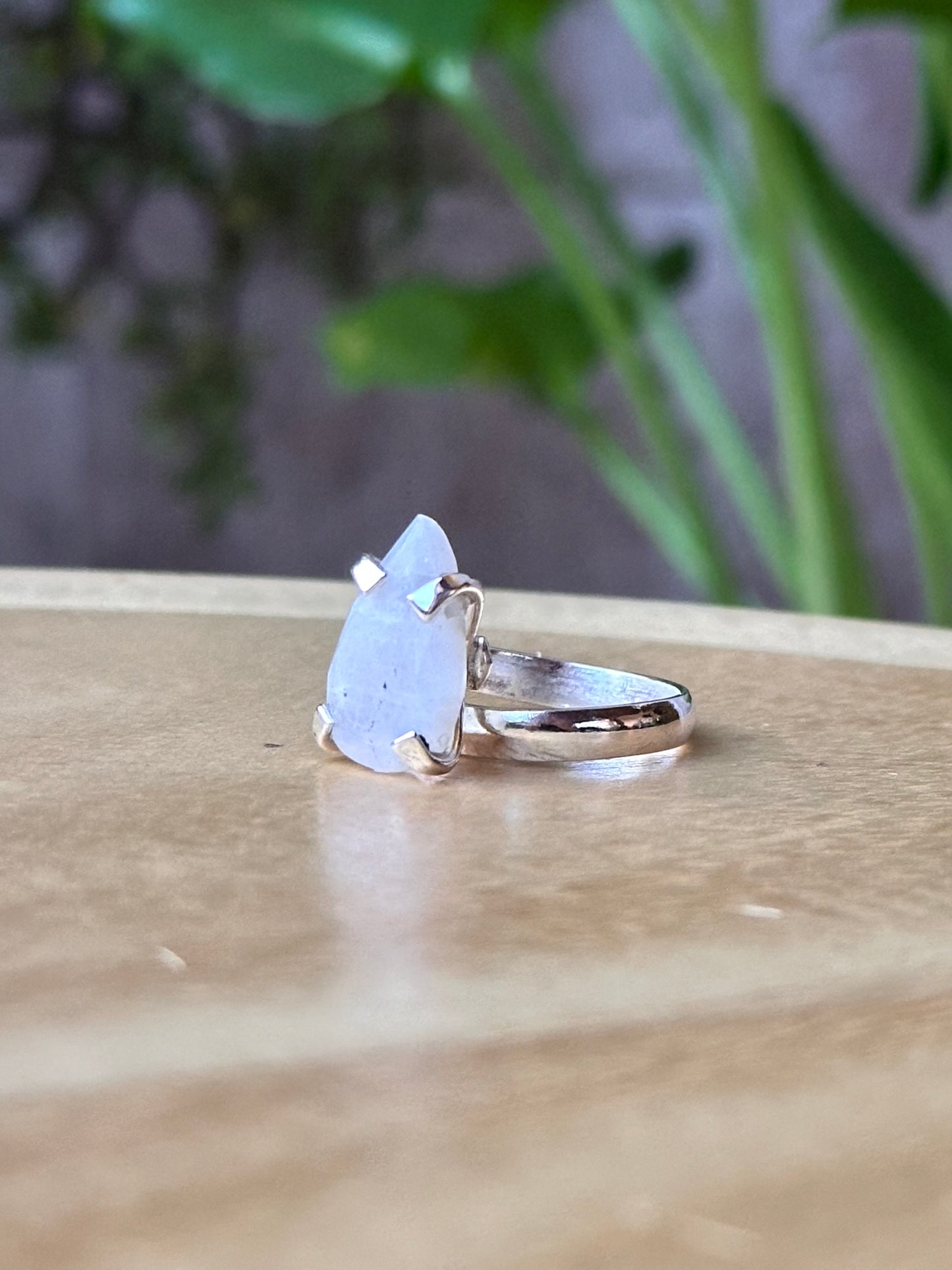 Anillo ajustable de piedra luna gota facetada