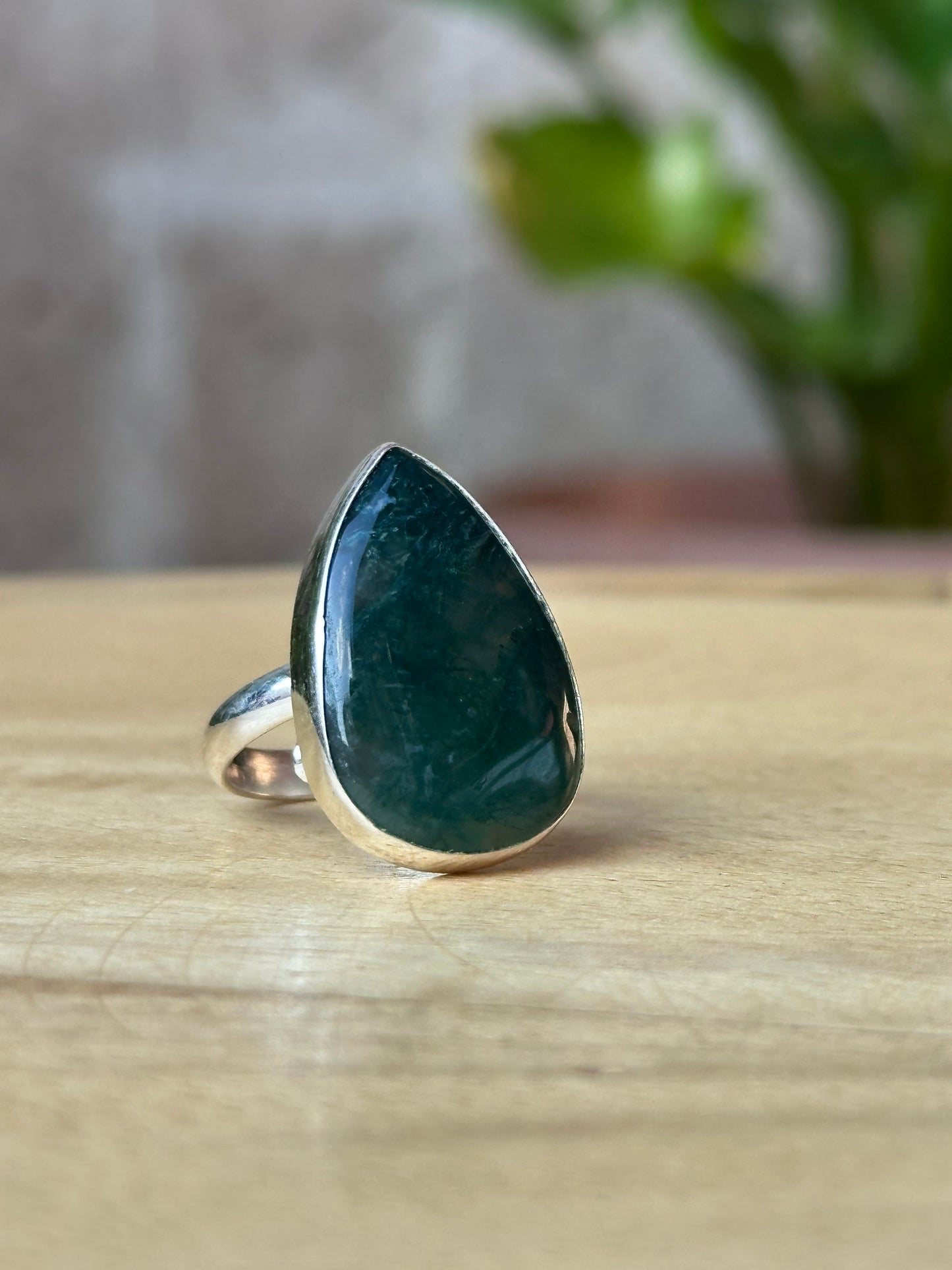 Anillo Ajustable de Ágata Musgosa en Forma de Gota