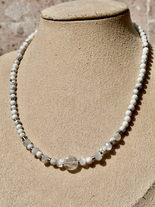 Collar de Howlita, Cuarzo Maestro, Hematita y Selenita | Purificación y Calma