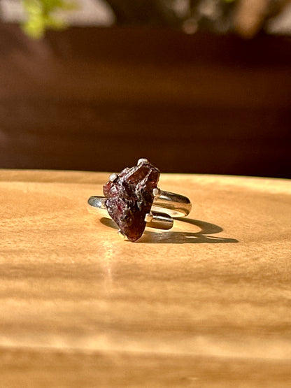 Anillo ajustable de Granate Rojo en bruto